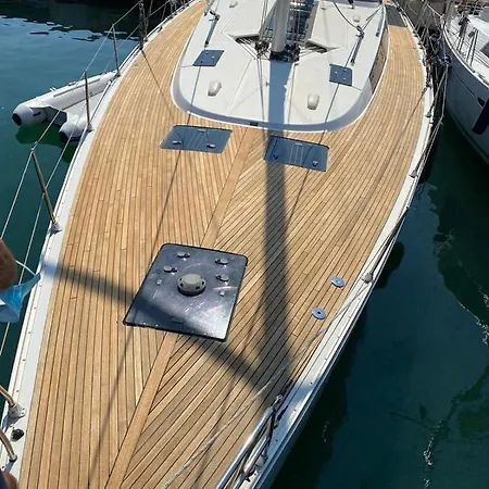 Barca A Vela 17 Metri 船上ホテル ポンツァ